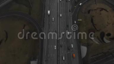 城市主要道路的俯视图.. 道路交叉口的俯视图.. 摄像机从路口到